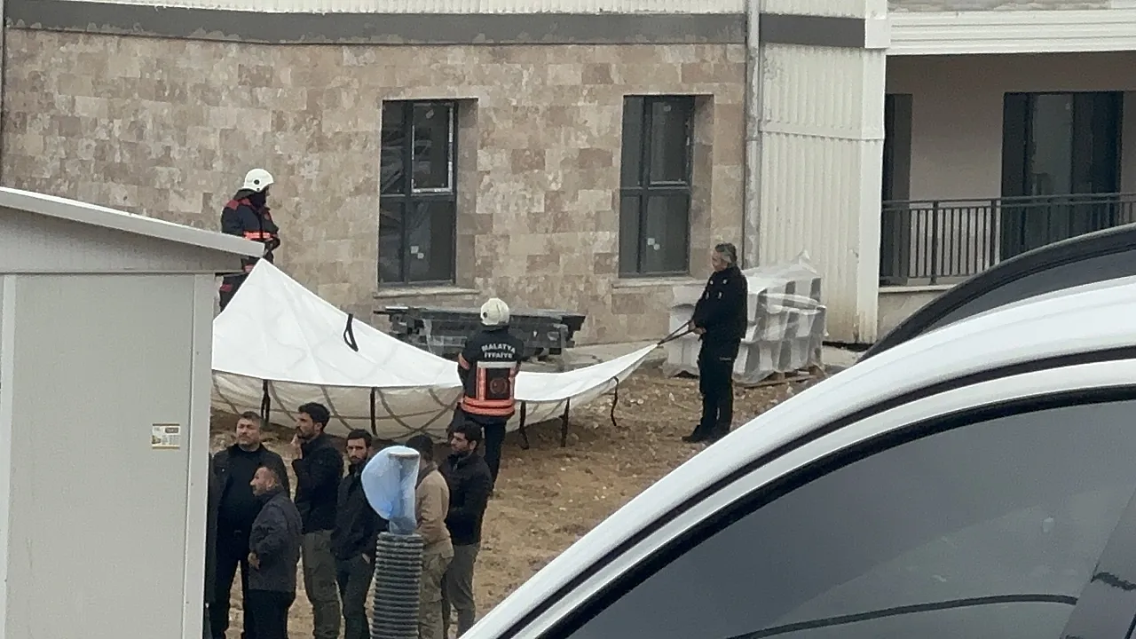 Malatya'da Maaş Alacağı İddiası Ortalığı Karıştırdı: İşçiler Çatıya Çıktı