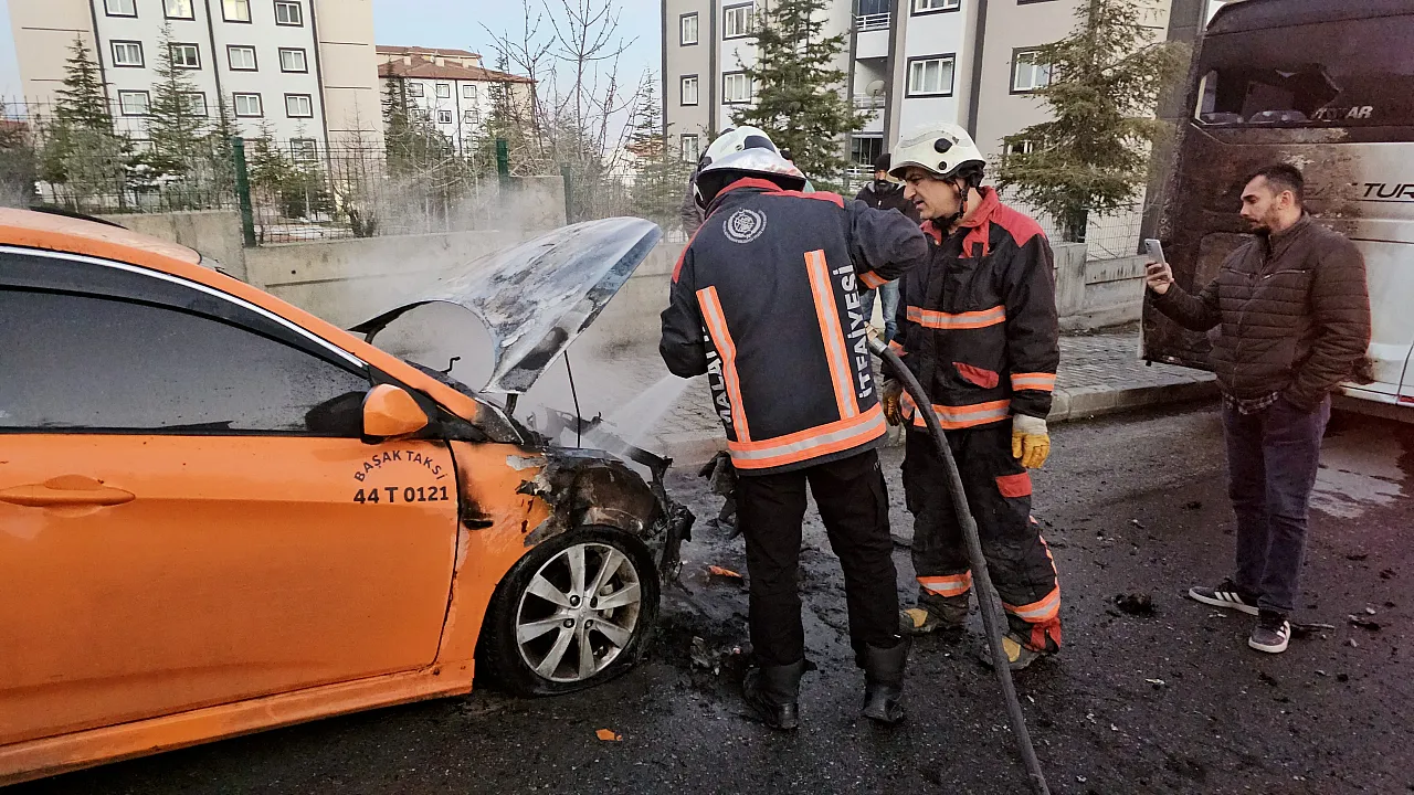 Malatya'da Aynı Anda İki Araç Birden Yanmaya Başladı!