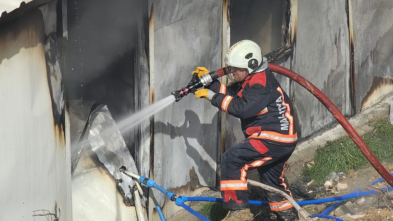 Battalgazi'de Bulunan Rezerv Alanda Konteyner Yangını!
