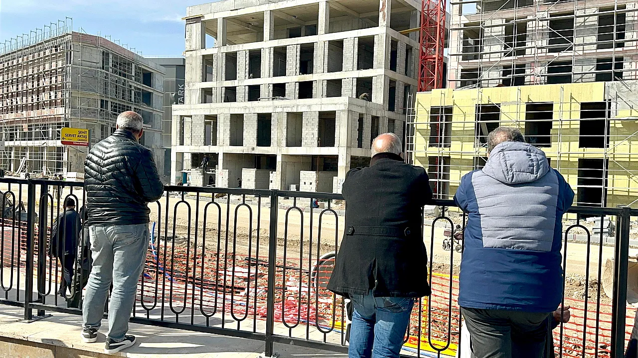 Malatya Kent Merkezinde İlginç Manzara! Gün Boyu Yerlerinden Kıpırdamıyorlar