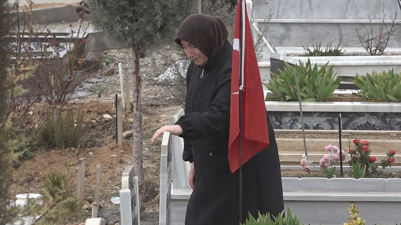 Malatya'da Bayramın İlk Durağı Deprem Şehitliği: Gözyaşları Yağmura Karıştı!