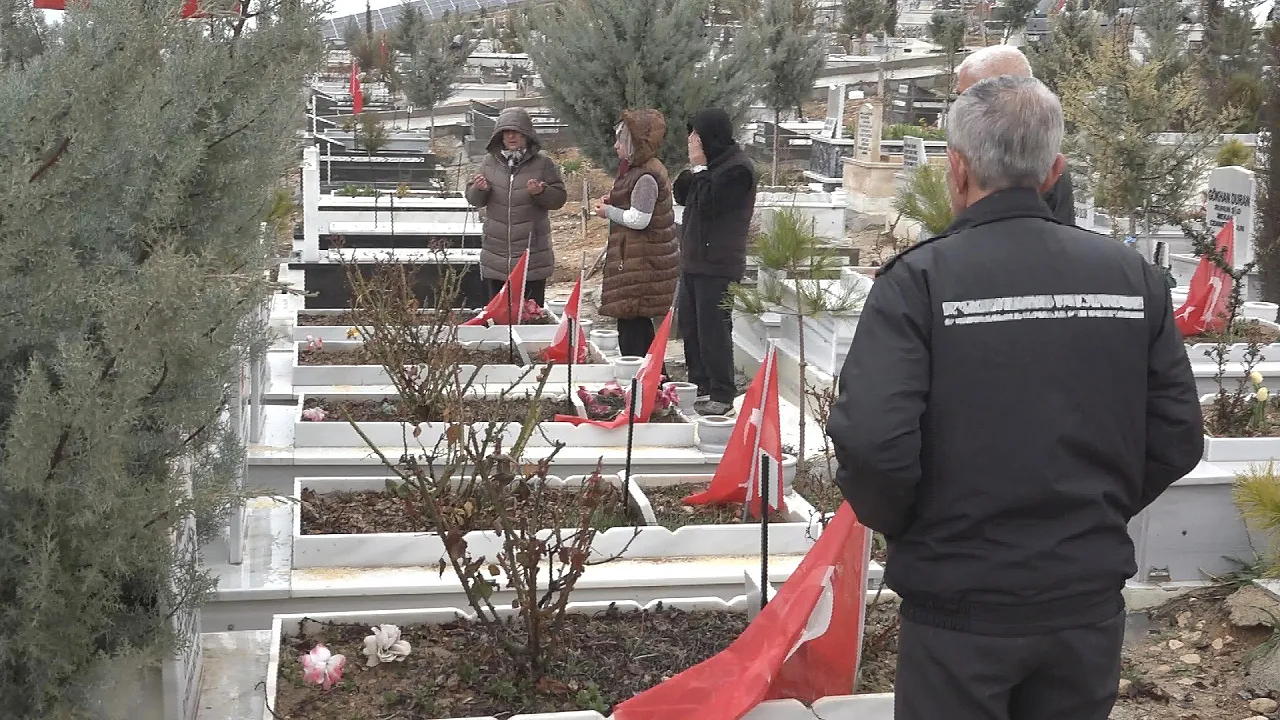 Malatya'da Bayramın İlk Durağı Deprem Şehitliği: Gözyaşları Yağmura Karıştı!