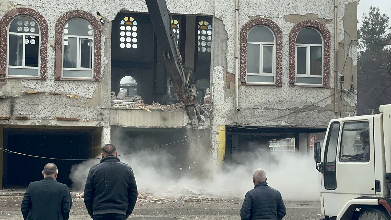 Sanayi Sitesinin Simgesiydi: Ağır Hasarlı Camide Yıkım Süreci Tamamlandı!