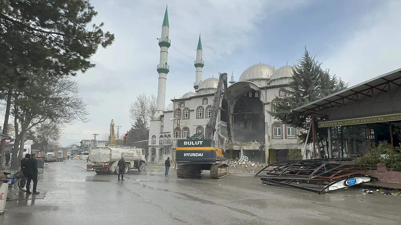 Sanayi Sitesinin Simgesiydi: Ağır Hasarlı Camide Yıkım Süreci Tamamlandı!