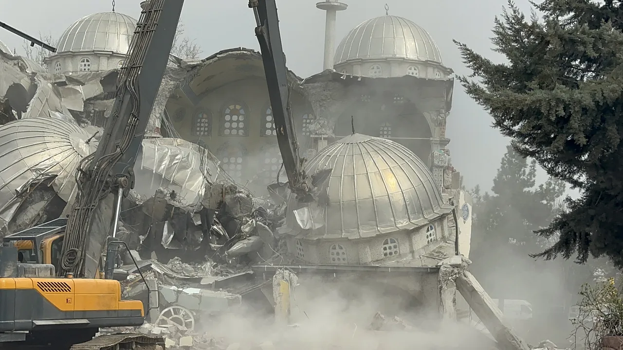 Sanayi Sitesinin Simgesiydi: Ağır Hasarlı Camide Yıkım Süreci Tamamlandı!