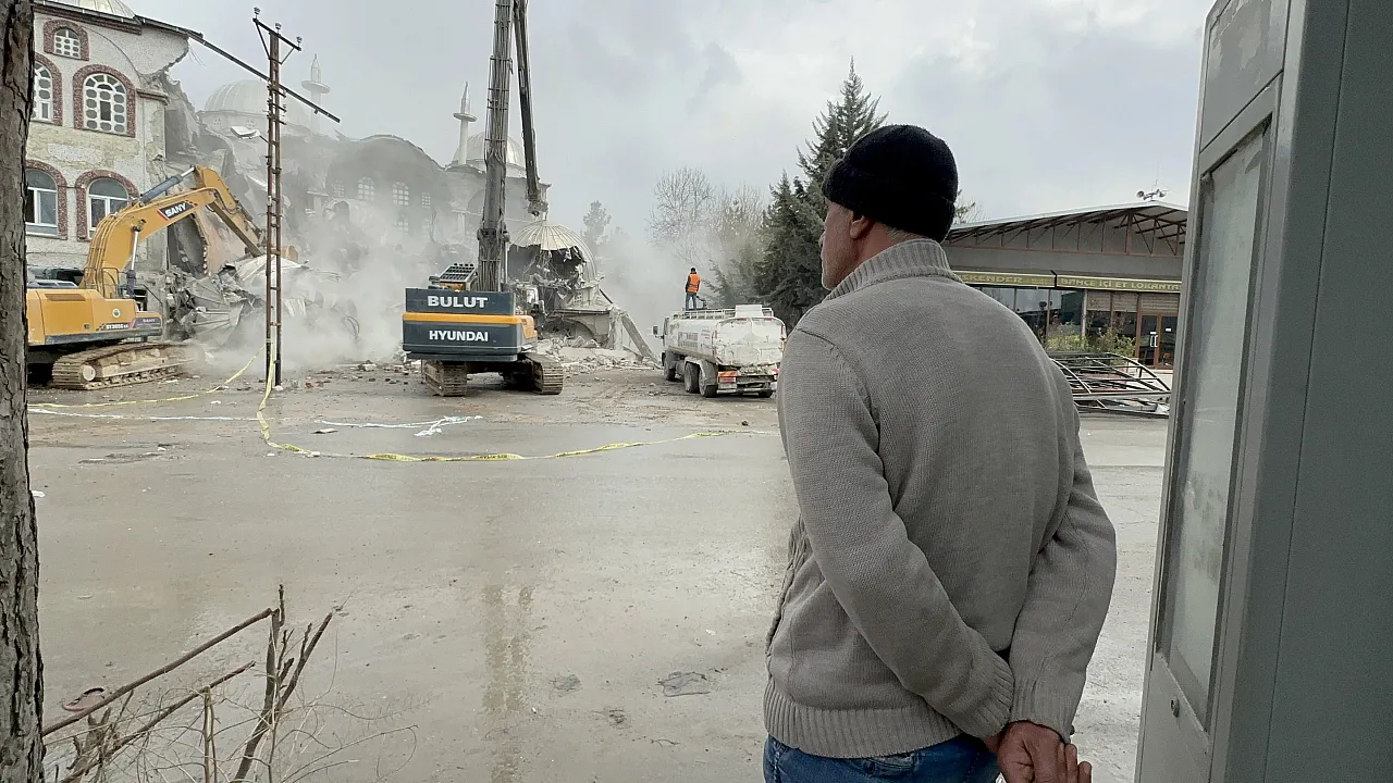 Sanayi Sitesinin Simgesiydi: Ağır Hasarlı Camide Yıkım Süreci Tamamlandı!