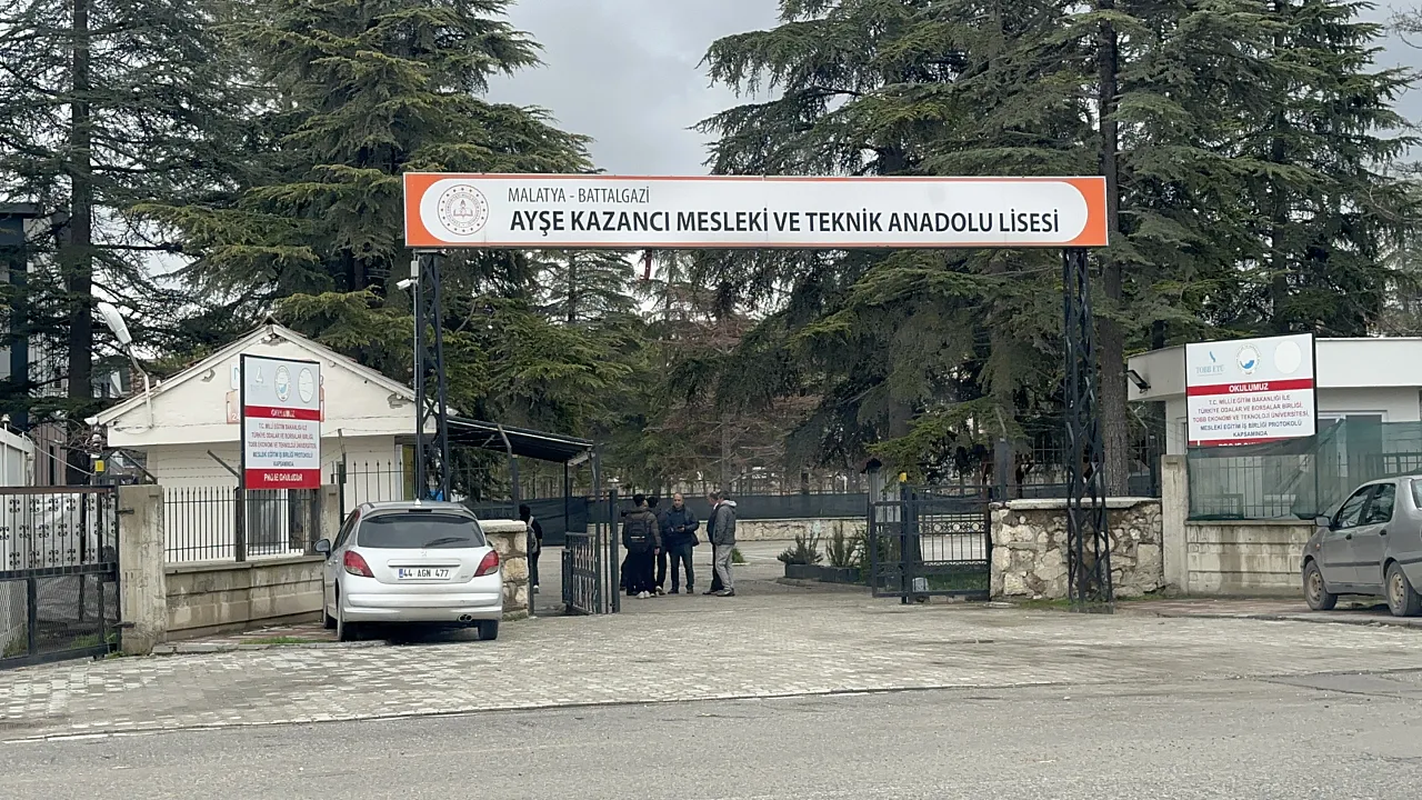 Battalgazi'de Okul Önünde Bıçaklı Hesaplaşma: 1 Öğrenci Yaralandı!