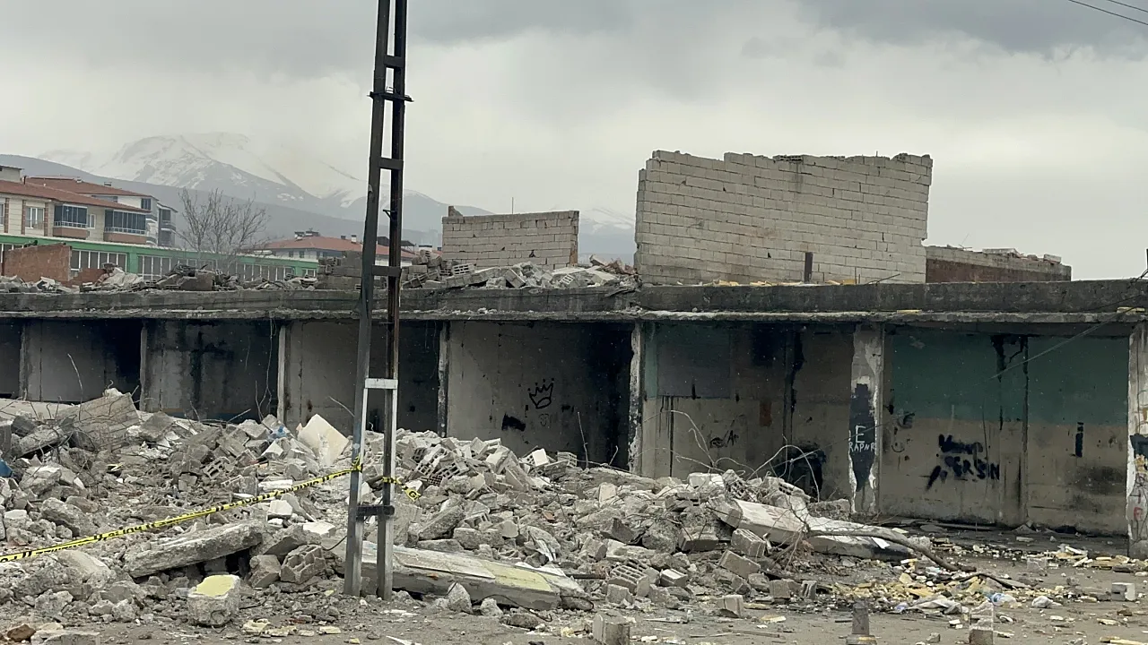 Malatya Sanayi Sitesi'nde Tahliye Gerginliği: Elektrikler Kesildi, Yıkım Başladı!