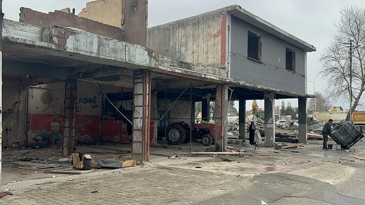 Malatya Sanayi Sitesi'nde Tahliye Gerginliği: Elektrikler Kesildi, Yıkım Başladı!