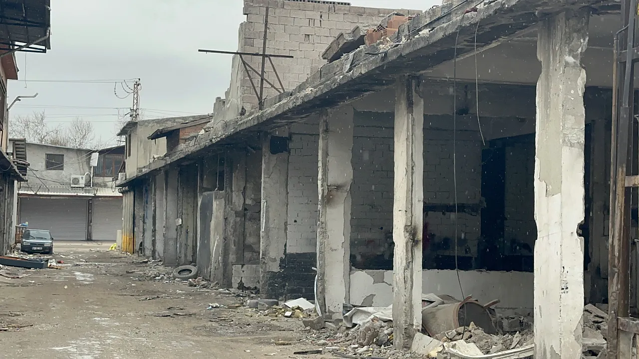 Malatya Sanayi Sitesi'nde Tahliye Gerginliği: Elektrikler Kesildi, Yıkım Başladı!