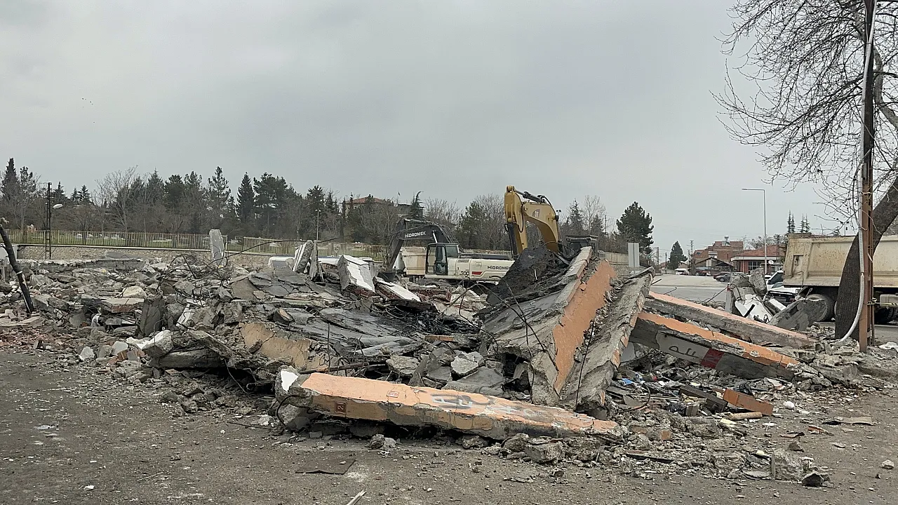 Malatya Sanayi Sitesi'nde Tahliye Gerginliği: Elektrikler Kesildi, Yıkım Başladı!