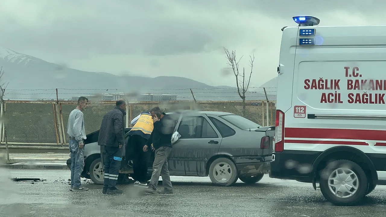 Kudüs Caddesi'nde Kaza: İki Araç Kavşakta Birbirine Girdi, 1 Kişi Yaralandı!