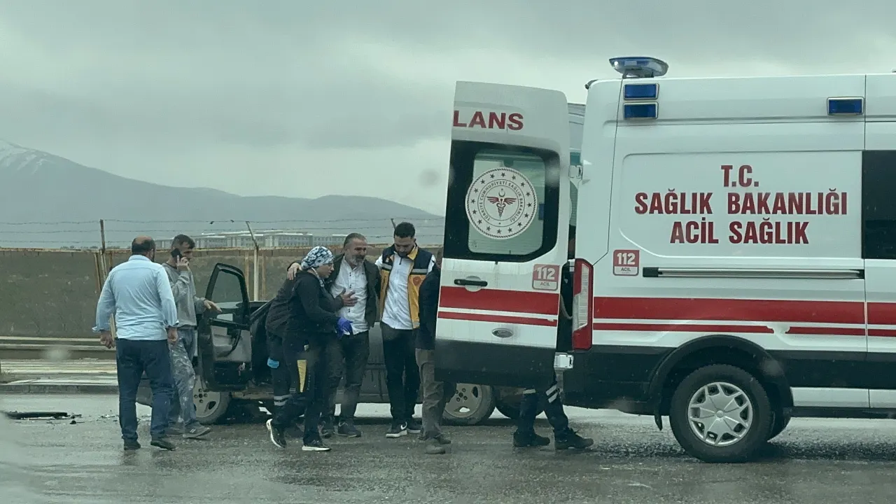 Kudüs Caddesi'nde Kaza: İki Araç Kavşakta Birbirine Girdi, 1 Kişi Yaralandı!