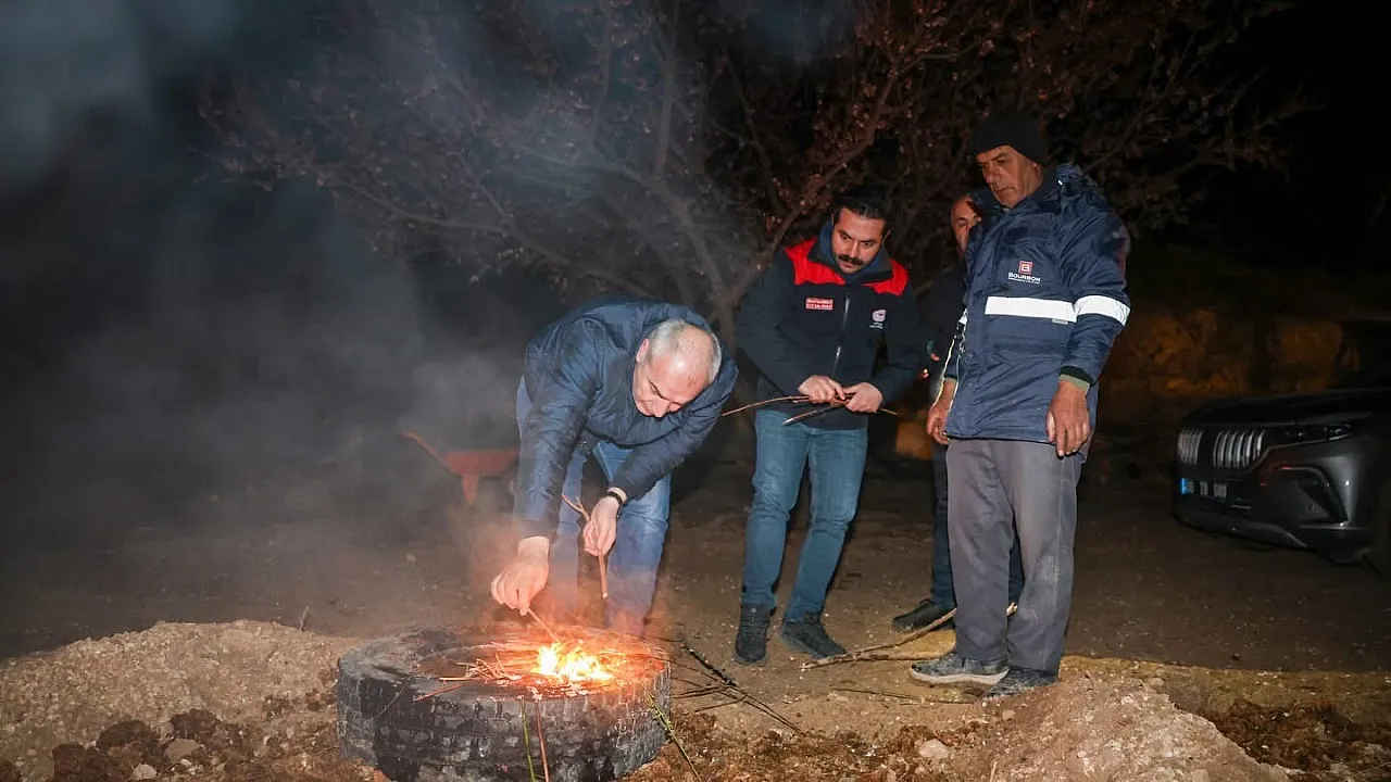 Malatya'da Kayısı Nöbeti! Ekipler ve Üreticiler Sabaha Kadar Bahçedeydi