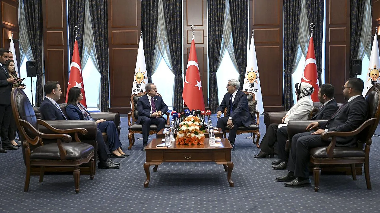 Siyasette Bayram Trafiği! AK Parti ve CHP 2 Yıl Sonra Yeniden Bayramlaştı
