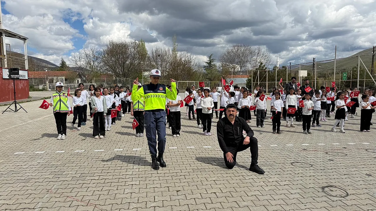 Malatya Doğanşehir'de Miniklere Jandarma Eşliğinde Trafik Eğitimi!