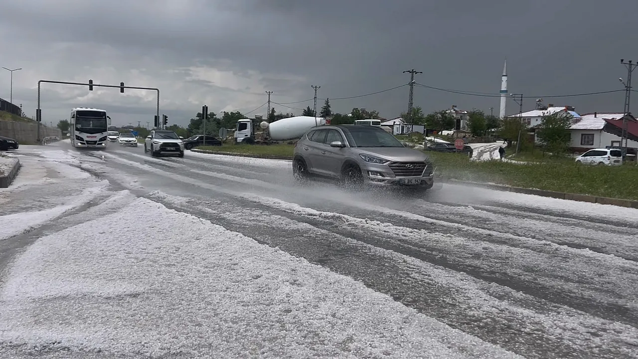 Malatya'da 10 Dakikalık Dolu Kabusu! Yollar Beyaza Büründü, Tarım Arazileri Zarar Gördü