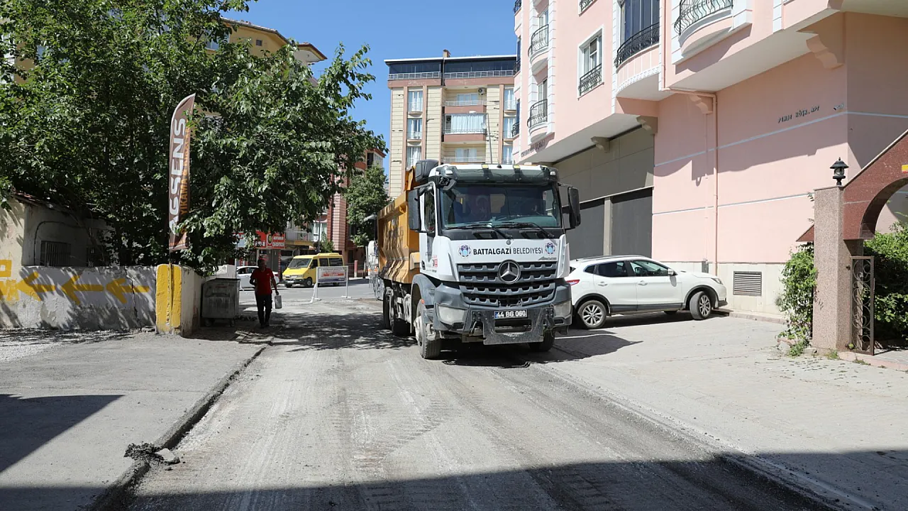 Battalgazi'de Yol Yenileme Çalışmaları Devam Ediyor! İki Mahallede Sıcak Asfalt Tamamlandı