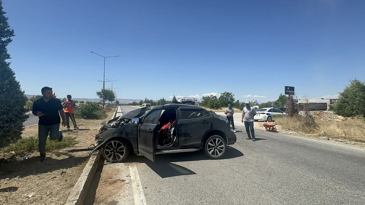 Malatya Havalimanı Yolunda Feci Kaza! Otomobil Tırın Altına Girdi