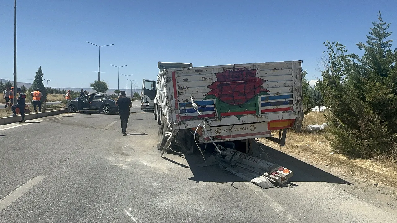 Malatya Havalimanı Yolunda Feci Kaza! Otomobil Tırın Altına Girdi