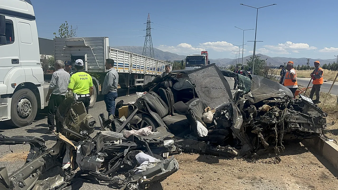 Malatya Havalimanı Yolunda Feci Kaza! Otomobil Tırın Altına Girdi