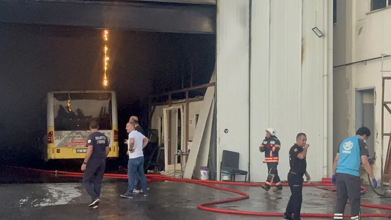 MOTAŞ Bakım Atölyesinde Çıkan Yangında Otobüsler Ve Forklift Yandı!