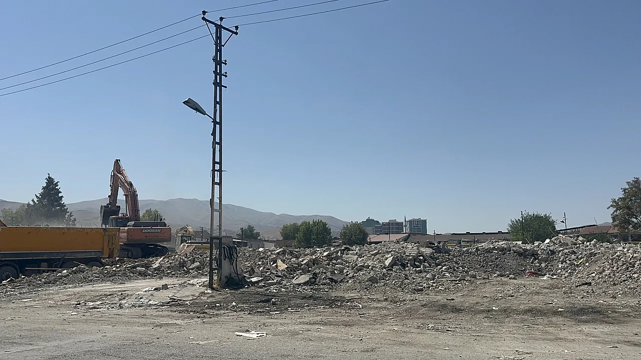 Yıkım Devam Ediyor, Belirsizlik Sürüyor! Malatya Sanayi Esnafı Çıkış Yolu Arıyor