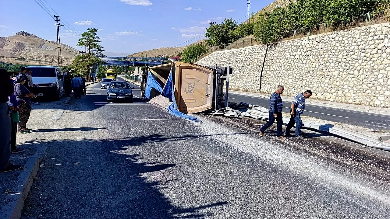 Malatya Darende'de Kum Yüklü Kamyon Devrildi! Cami Ve Evlerde Hasar Oluştu