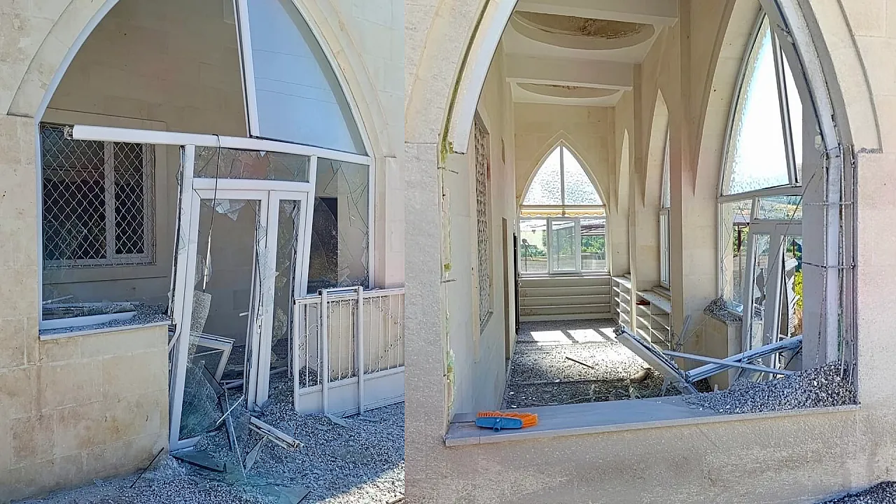 Malatya Darende'de Kum Yüklü Kamyon Devrildi! Cami Ve Evlerde Hasar Oluştu