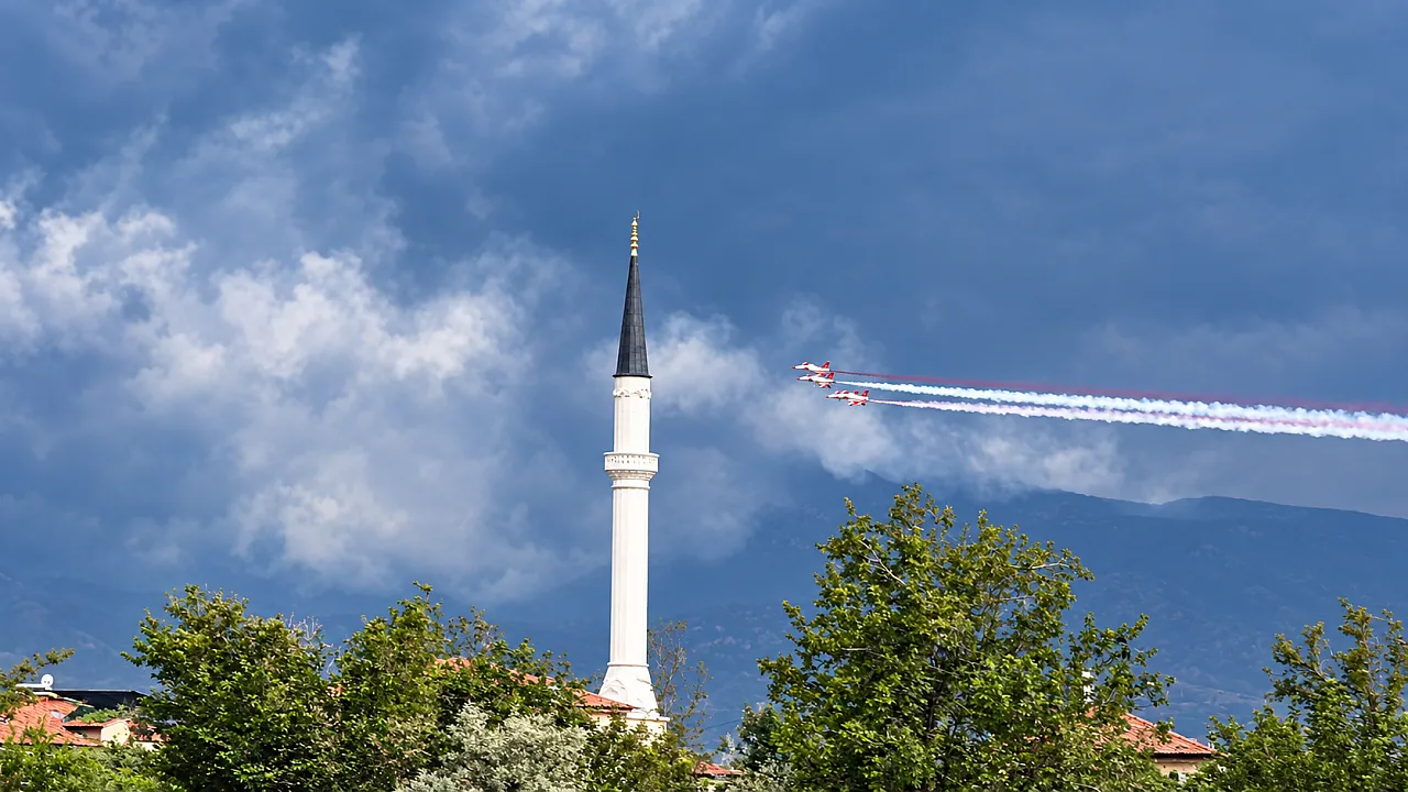 Türk Yıldızları Malatya Semalarında! Şimşekler Eşlik Etti