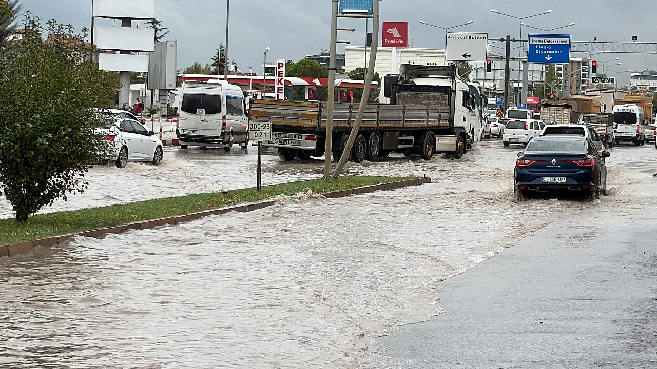 Malatya'da Yağmur Trafiği Olumsuz Etkiledi! Sürücüler Zor Anlar Yaşadı