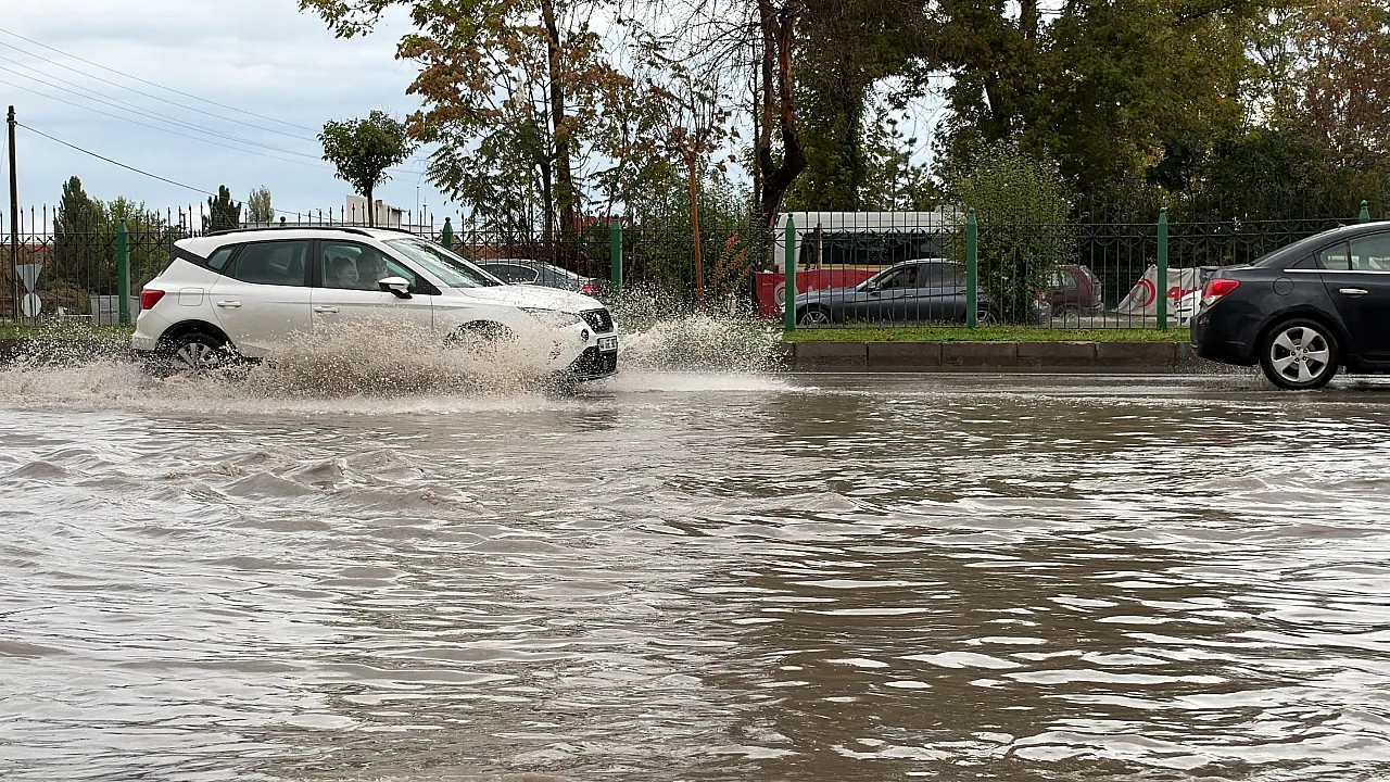 Malatya'da Yağmur Trafiği Olumsuz Etkiledi! Sürücüler Zor Anlar Yaşadı