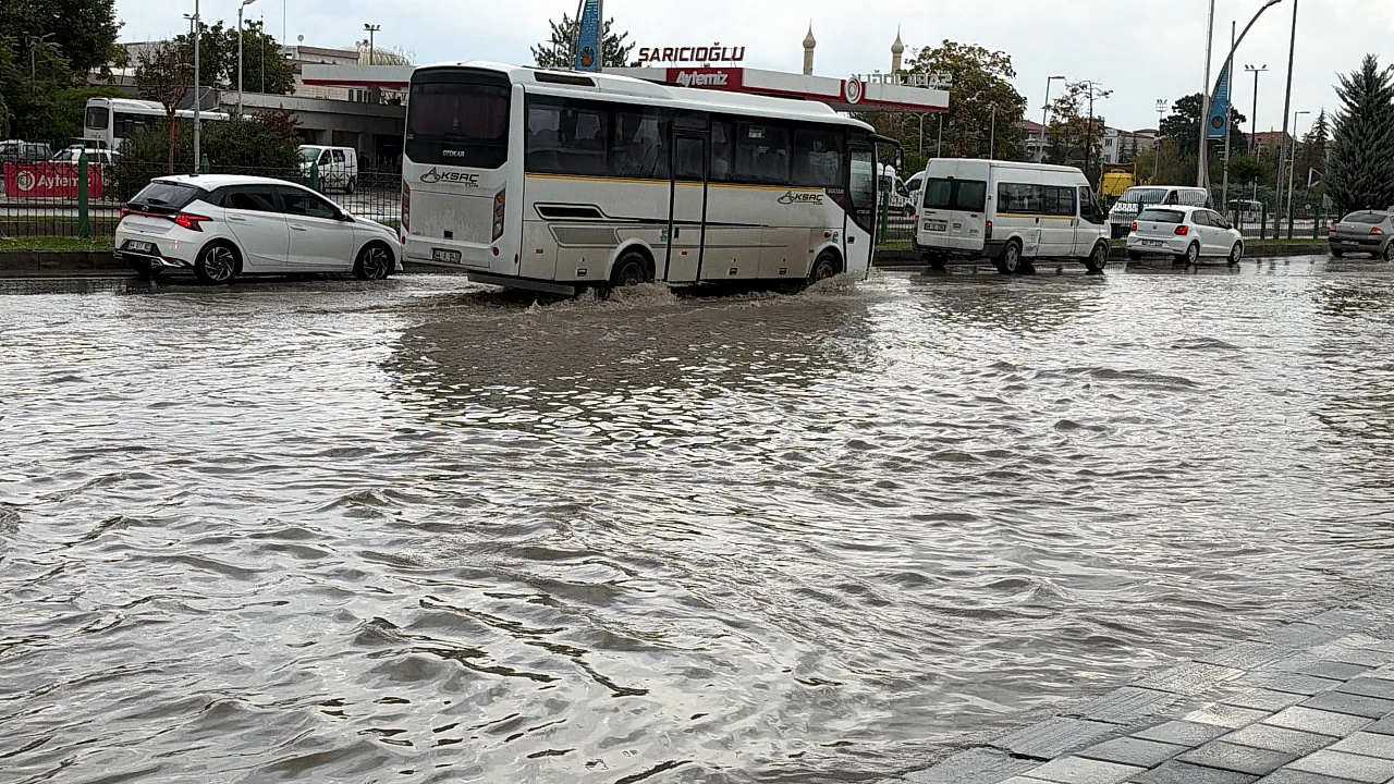 Malatya'da Yağmur Trafiği Olumsuz Etkiledi! Sürücüler Zor Anlar Yaşadı