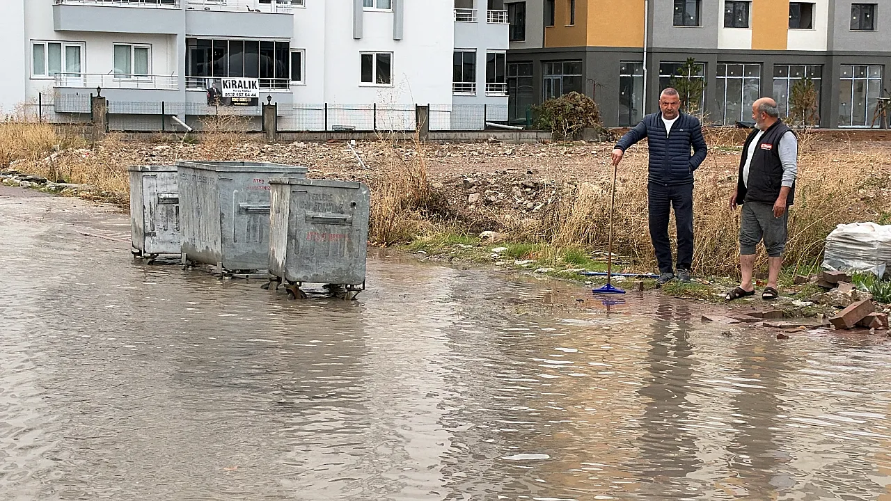Malatya'da Yağmur Trafiği Olumsuz Etkiledi! Sürücüler Zor Anlar Yaşadı