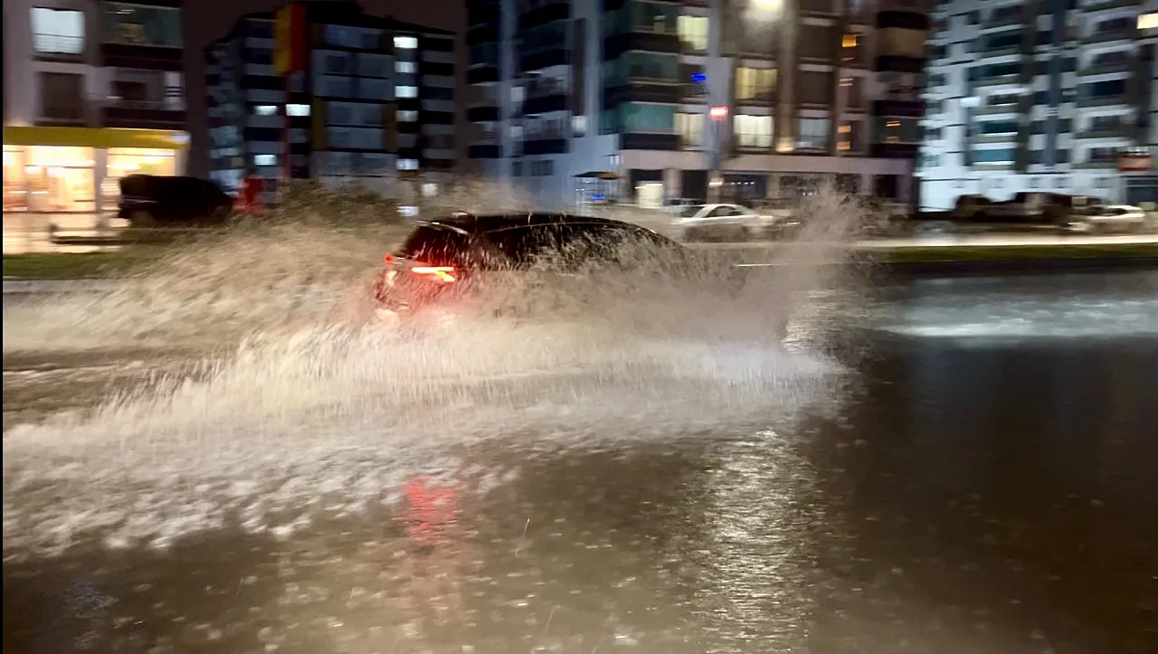 Malatya'da Bulvarlar Göle, İş Yerleri Havuza Döndü!