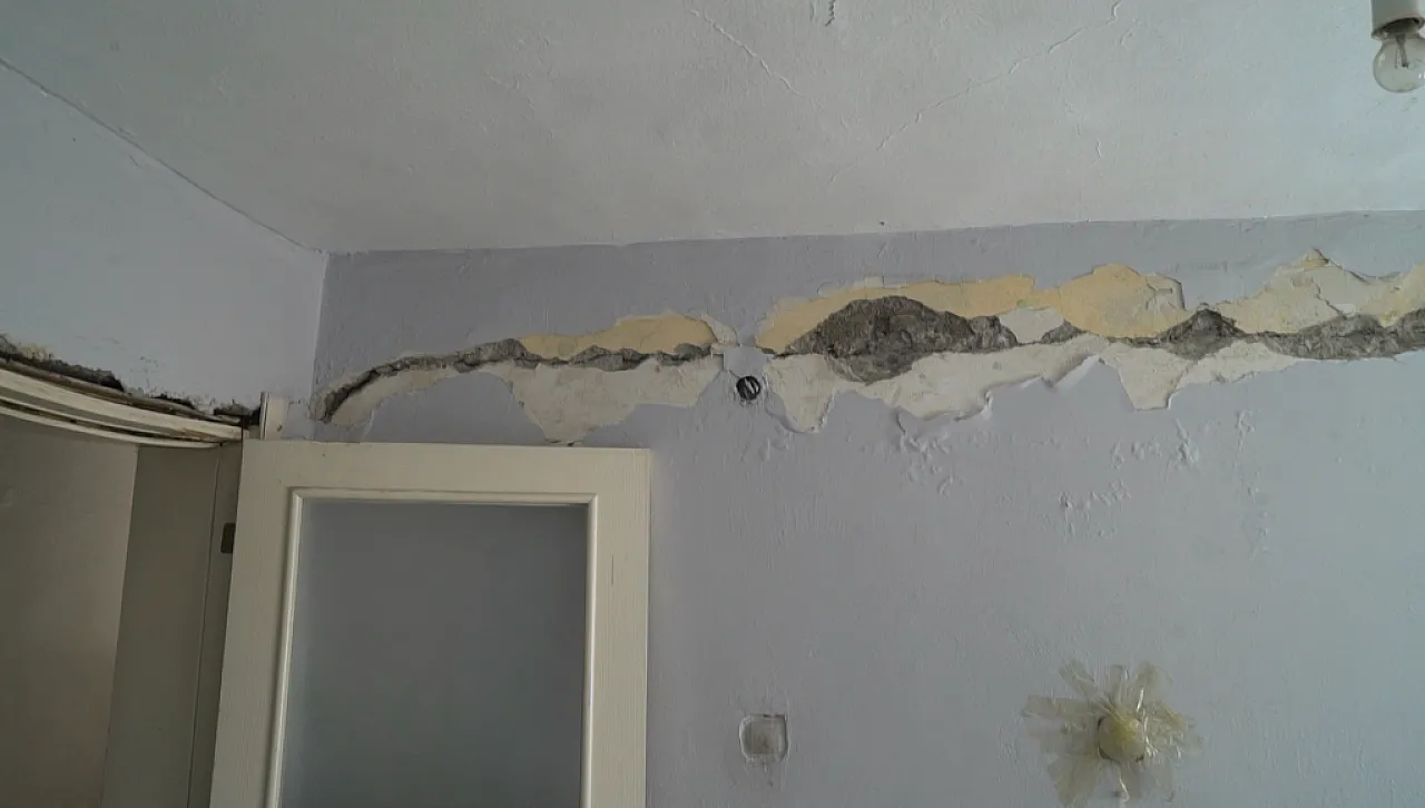 Malatya'da Deprem Hasarı Büyüdü! Aile Evine Girmeye Çekiniyor
