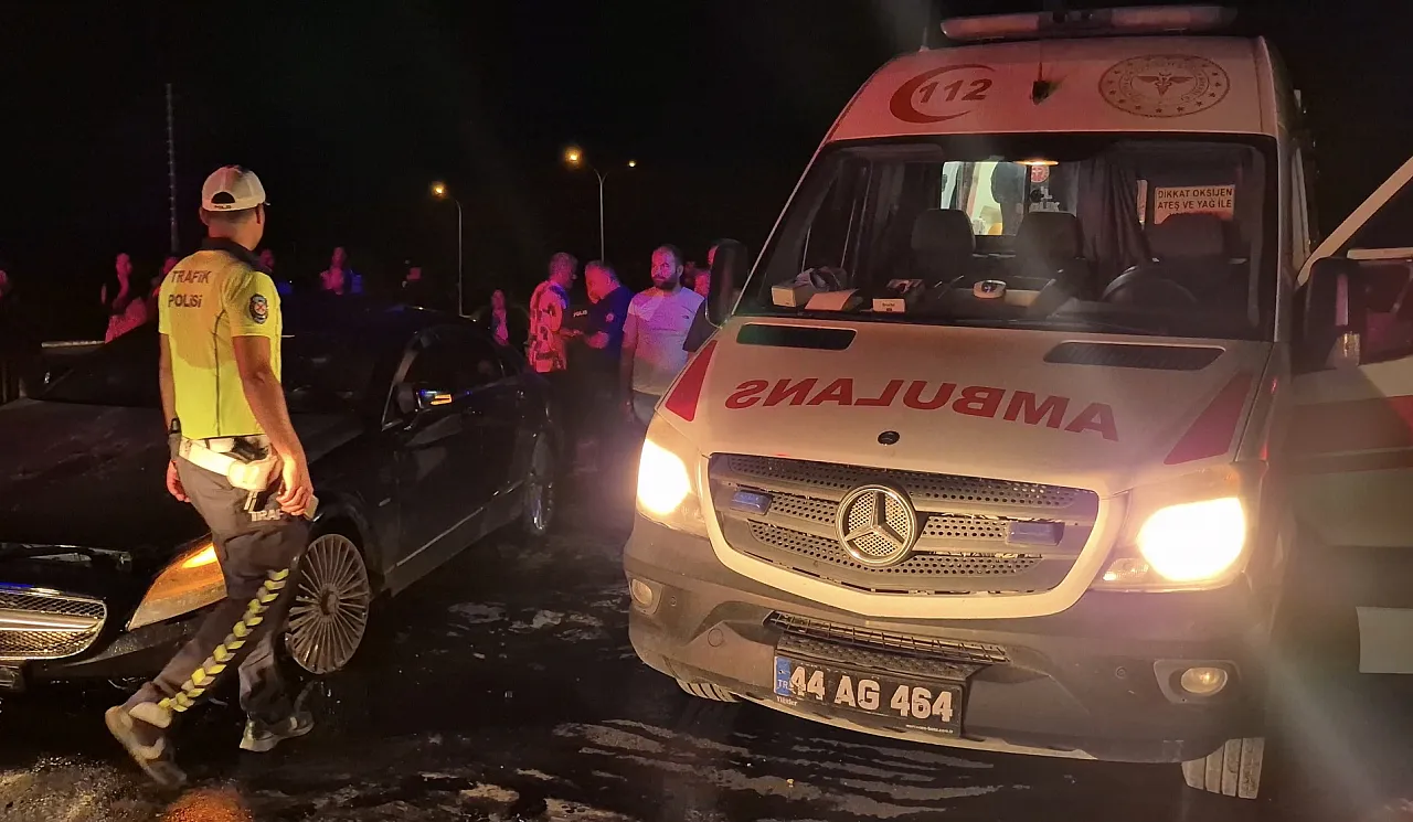 Malatya'da Virajı Alamayan Otomobil Karşı Şeride Geçti! Yaralılar Var