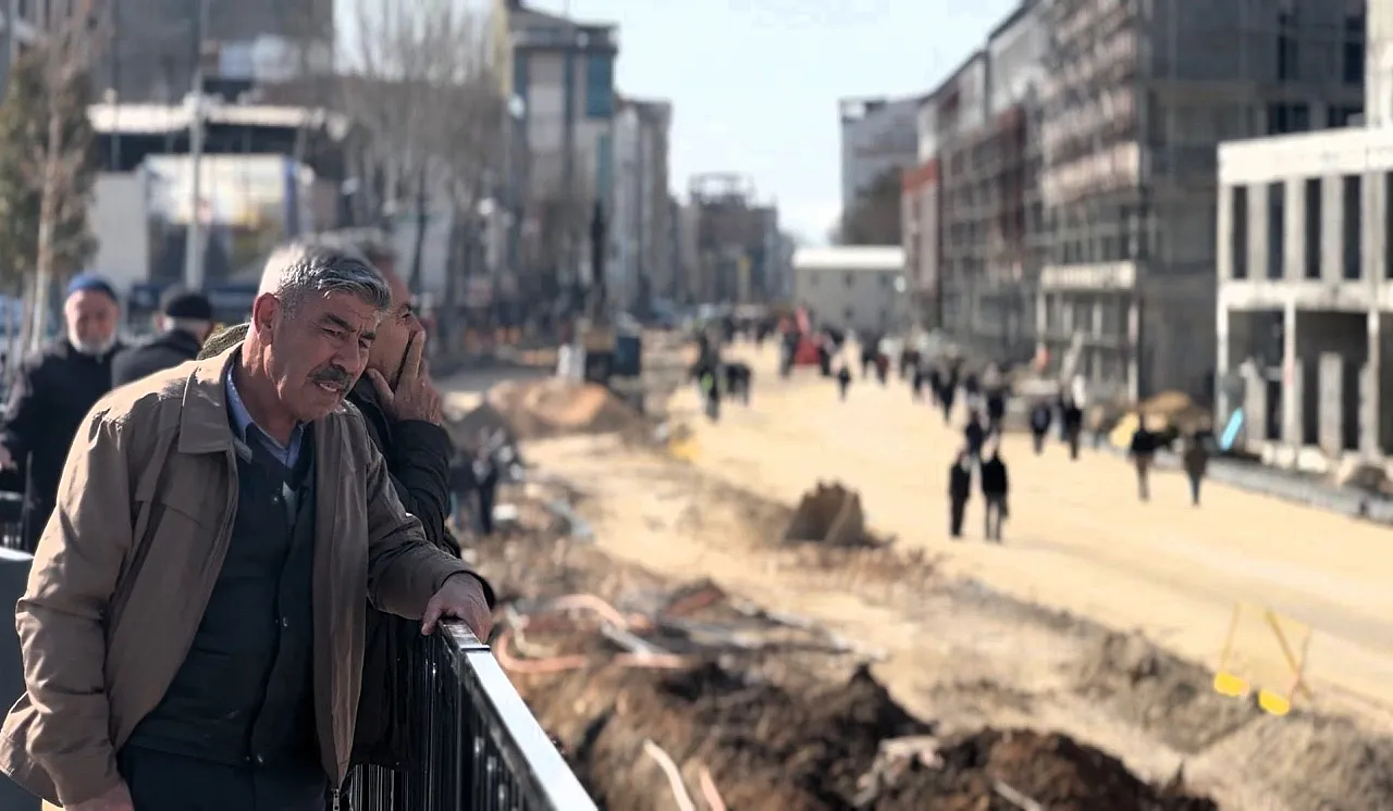 Malatya Kent Merkezinde İlginç Manzara! Gün Boyu Yerlerinden Kıpırdamıyorlar