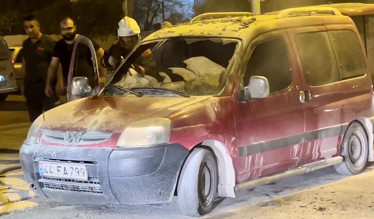 Malatya'da yangın: Alevler geceyi aydınlattı