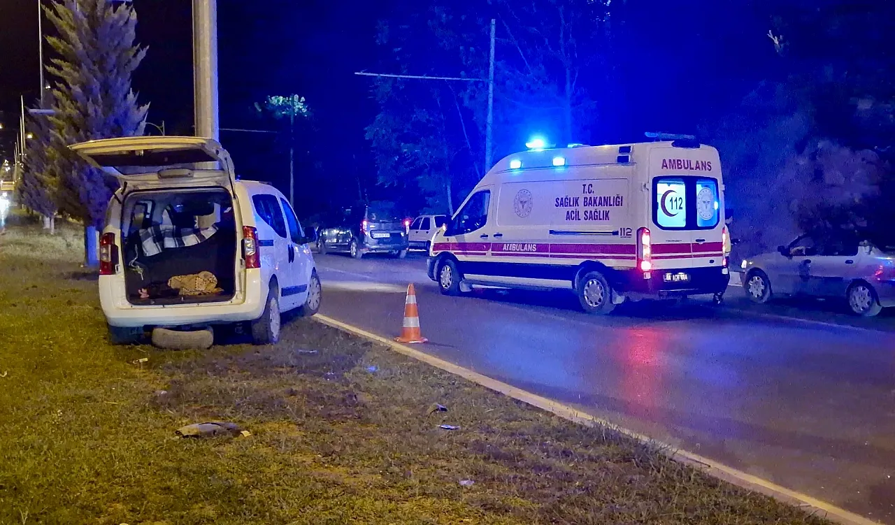 Malatya'da Şiddetli Çarpışma! Aydınlatma Direğine Vuran Araçta 2 Yaralı
