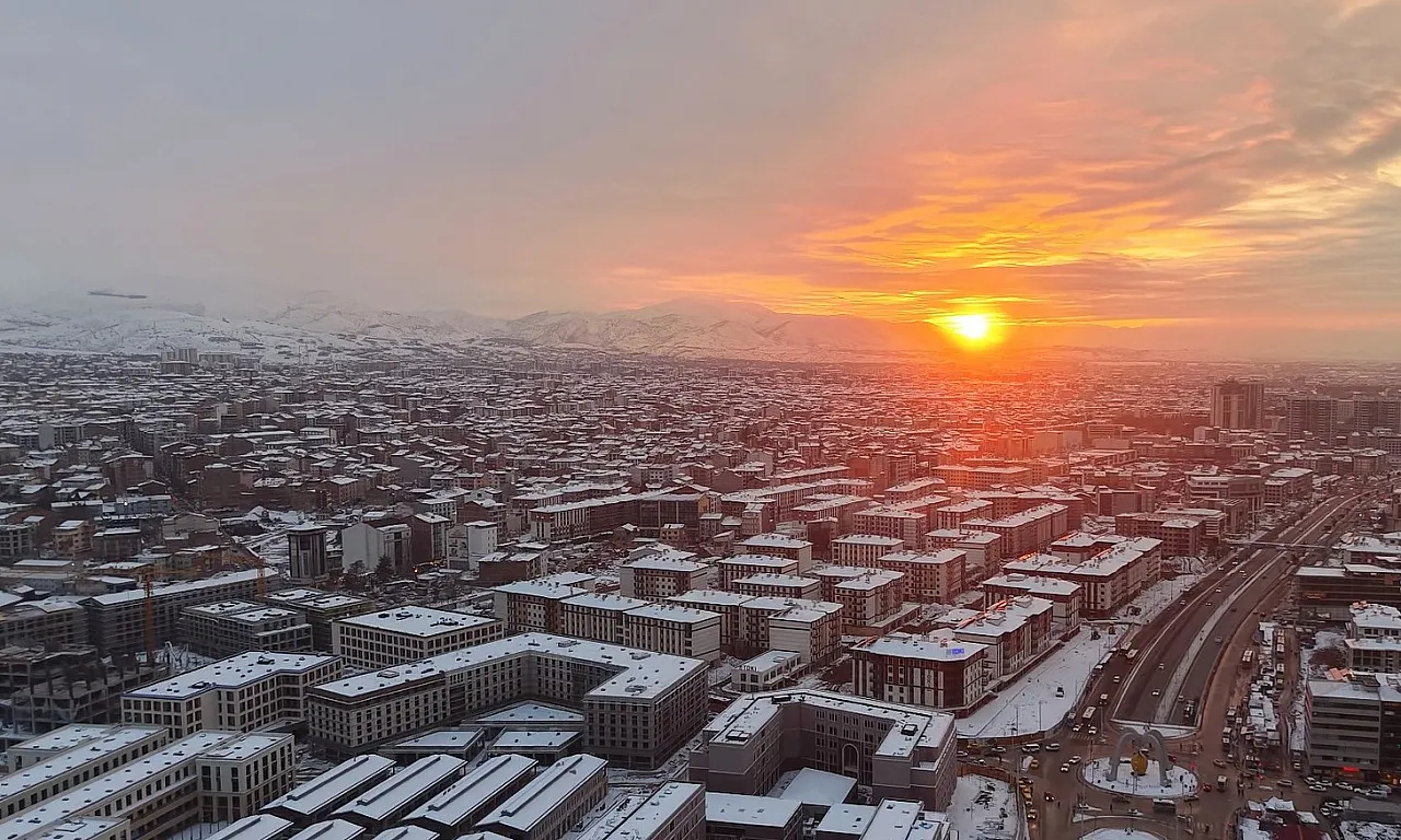 Malatya'da Gün Batımı ve Kar Havadan Görüntülendi!