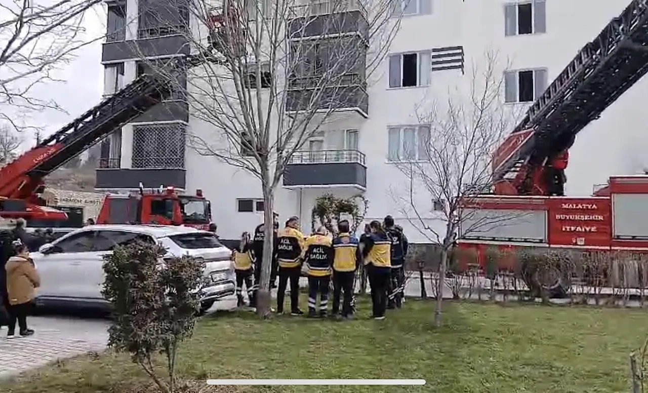 Tecde Mahallesi'nde Bodrum Katı Yangını Paniğe Neden Oldu