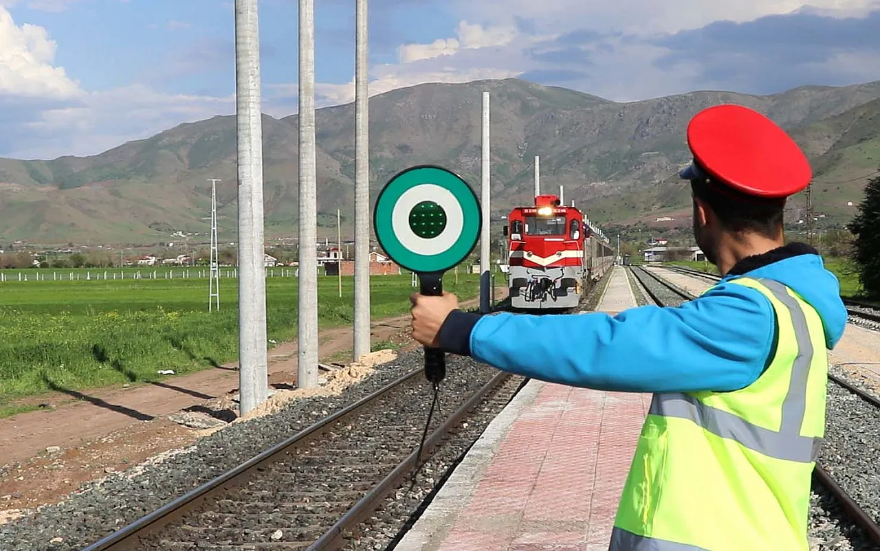 Malatya'dan Geçen Bu Tren Görenleri Hayran Bırakıyor!