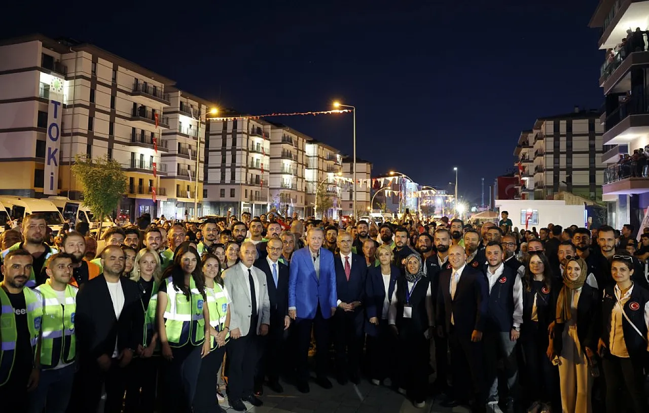 Cumhurbaşkanı Erdoğan, Malatya'da Depremzede Aileyi Yeni Evlerinde Ziyaret Etti