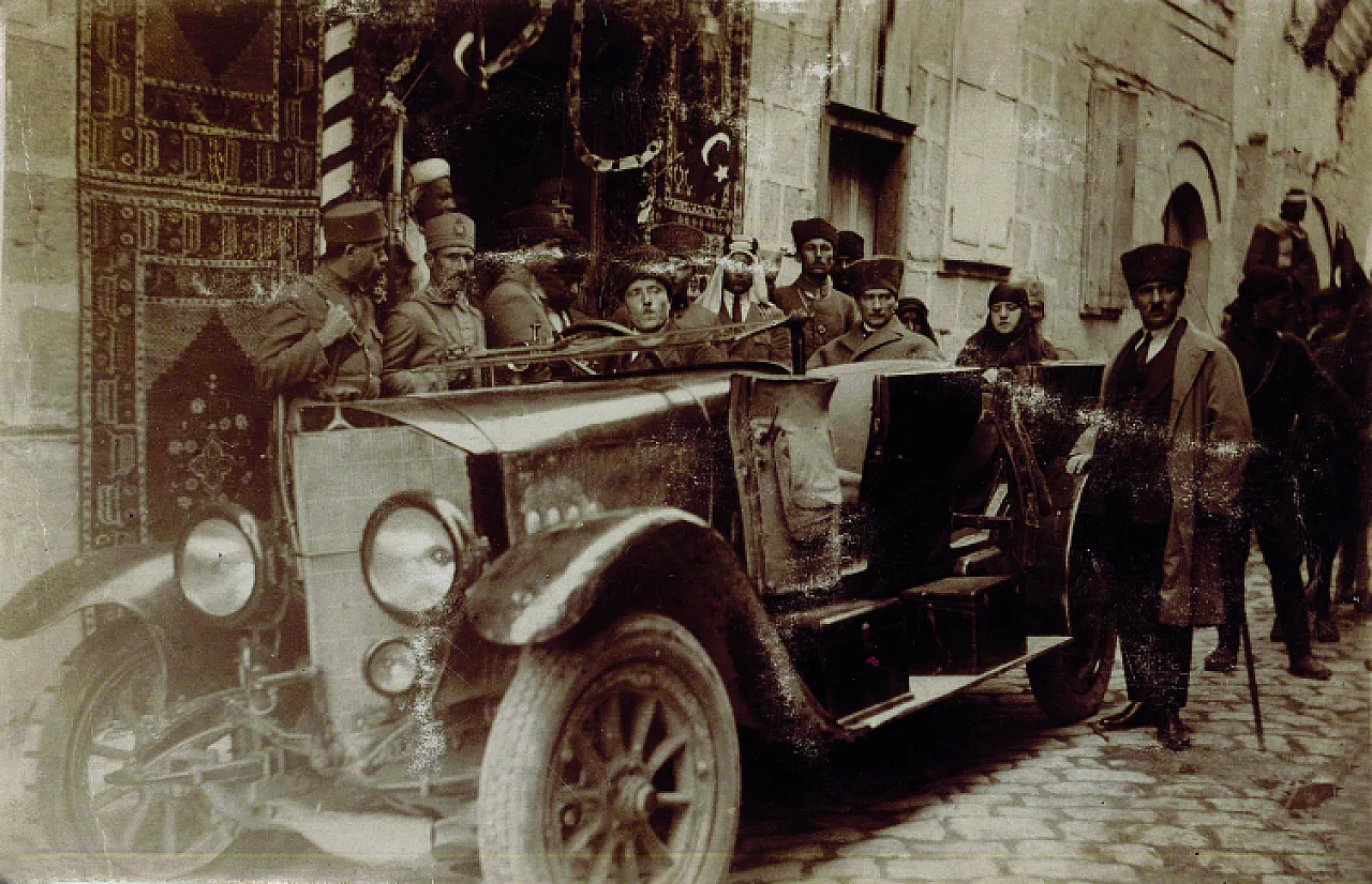 Atatürk'ün Soyağacı ve Az Bilinen Fotoğrafları Albümde Toplandı