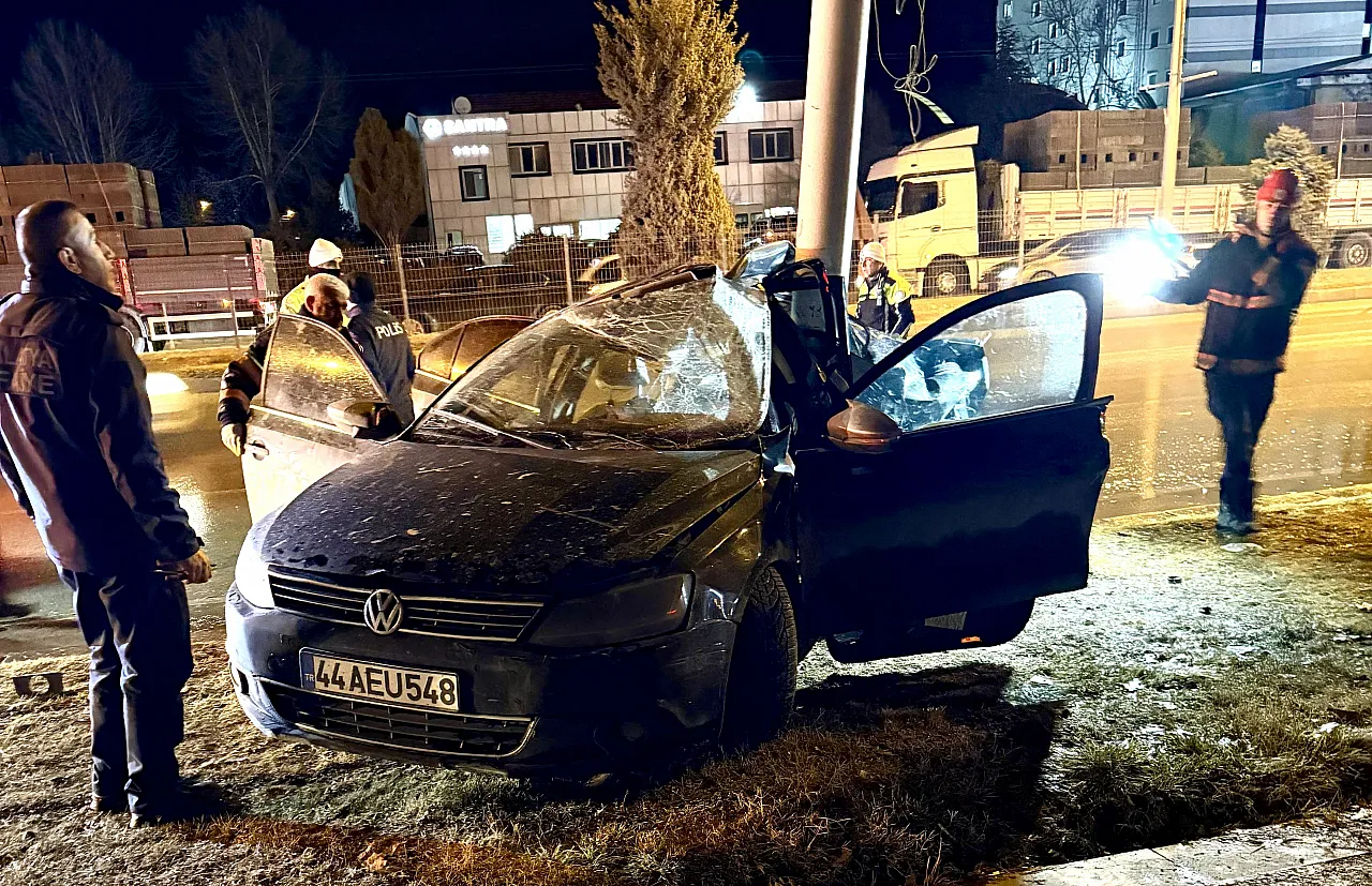 Malatya'da Otomobil Trambüs Direğine Saplandı!