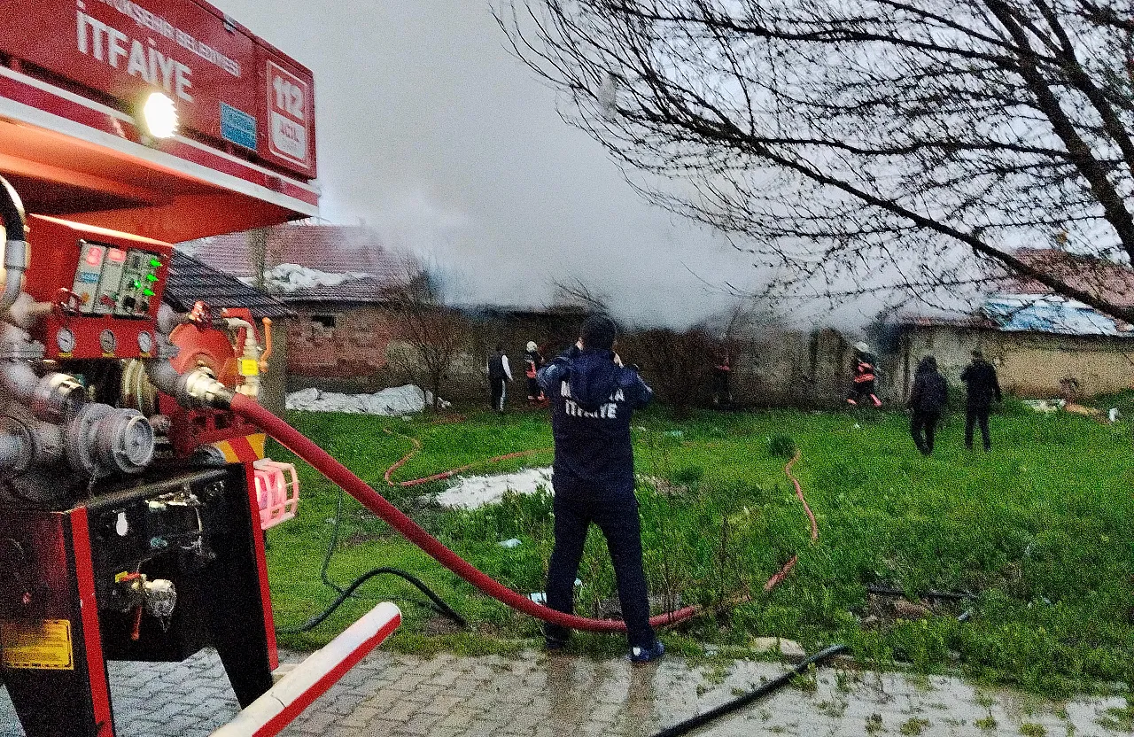 Malatya'da Büyük Panik! Depo Alevlere Teslim Oldu!