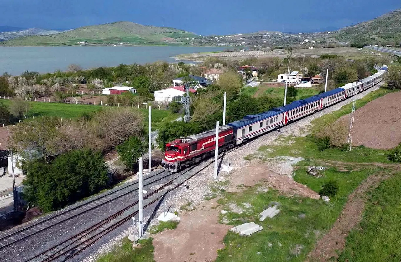 Malatya'dan Geçen Bu Tren Görenleri Hayran Bırakıyor!