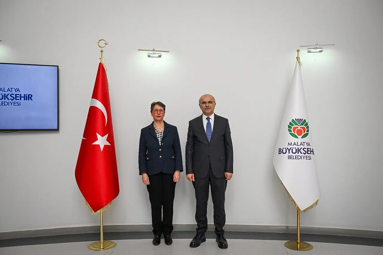 Malatya'da Enkazlar Hayat Buluyor: Türkiye'nin İlk Geri Dönüşüm Tesisi İçin İş Birliği!