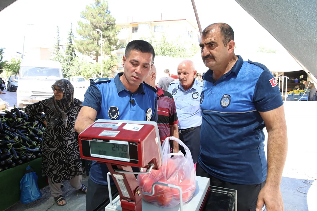 Malatya'da Battalgazi'de Mahalle Temizliği Ve Pazar Denetimleri Aralıksız Devam Ediyor!